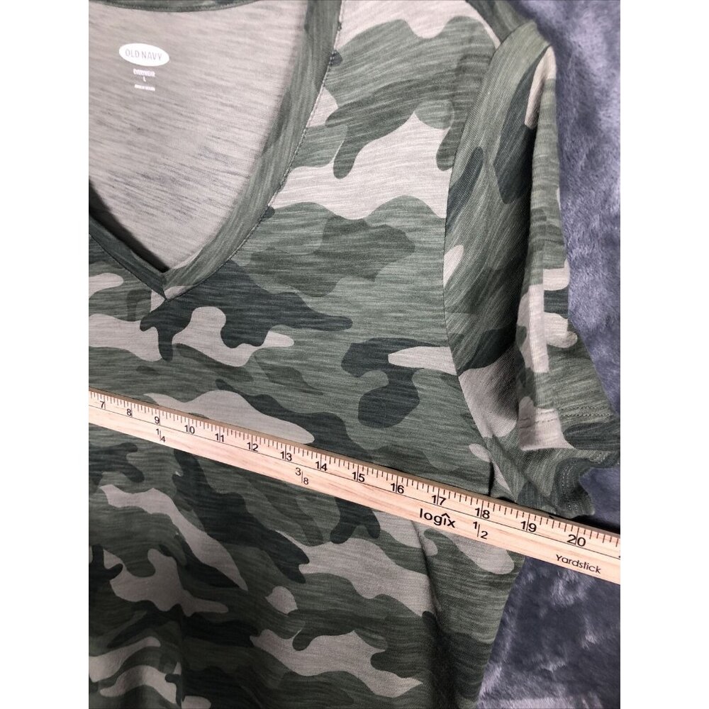 Old Navy Top Women’s  Camouflage T Shirt Casual￼ ￼V neck Short Sleeve Shirt L - Picture 2 of 8